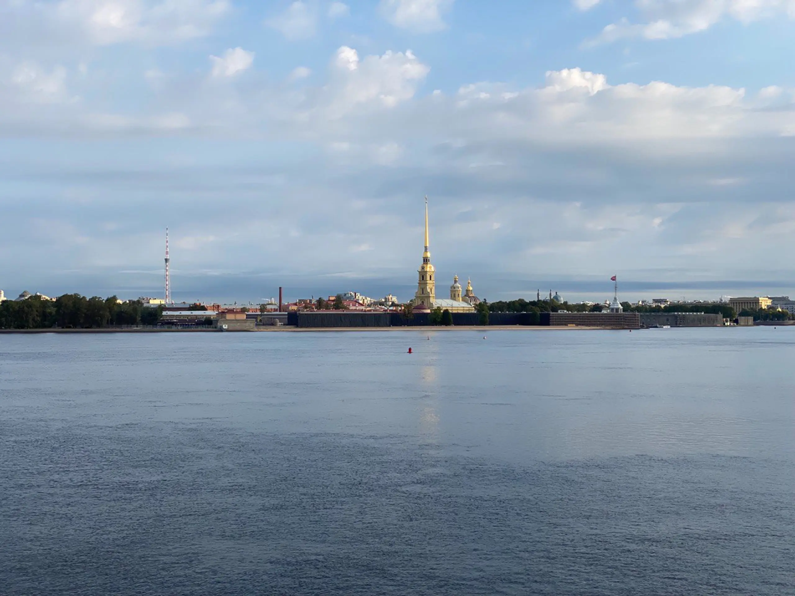 Прогулка по Санкт-Петербургу погожим днём