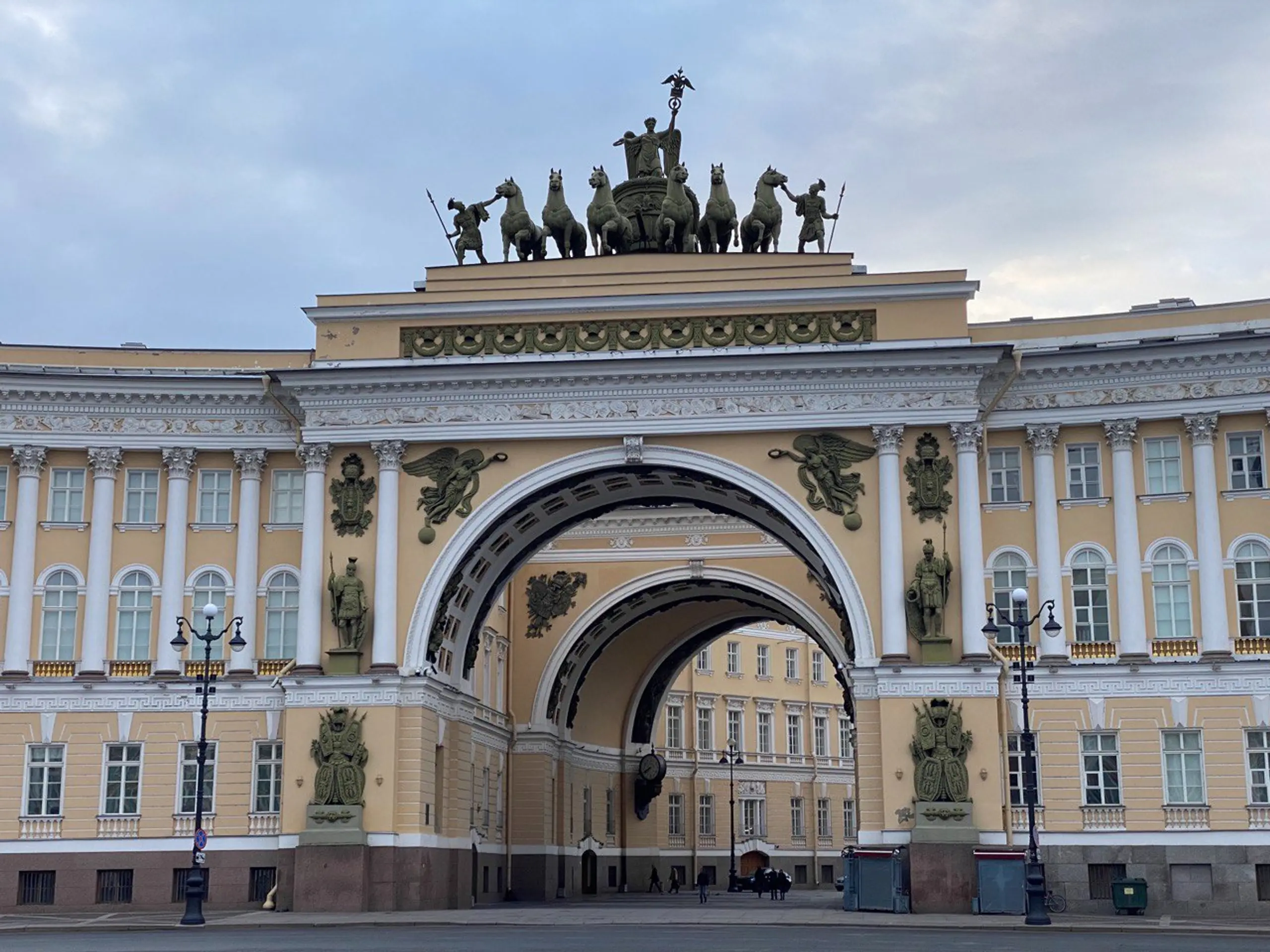 Прогулка по Санкт-Петербургу погожим днём