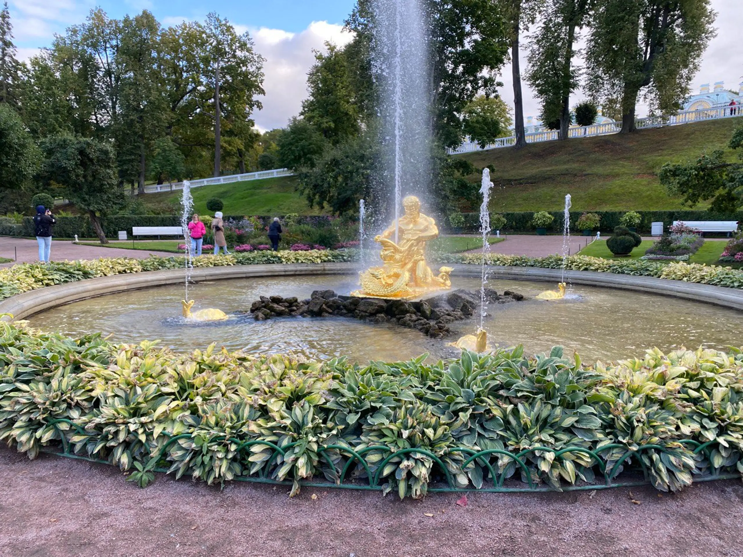 Прогулка по парку Петродворца в Петергофе