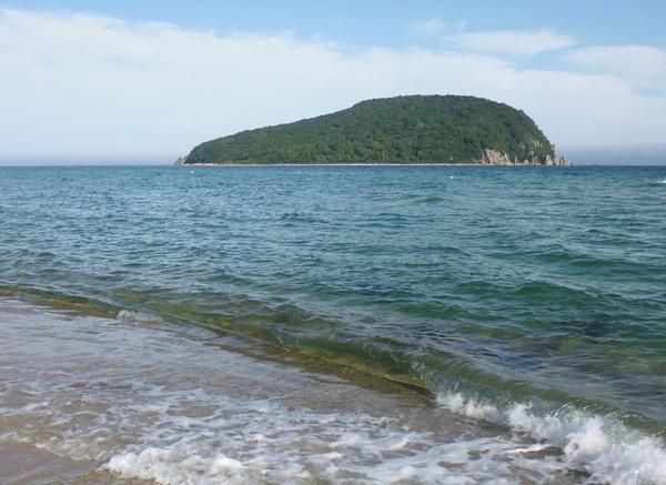 Вода и&nbsp;песок Соколовской бухты Японского моря
