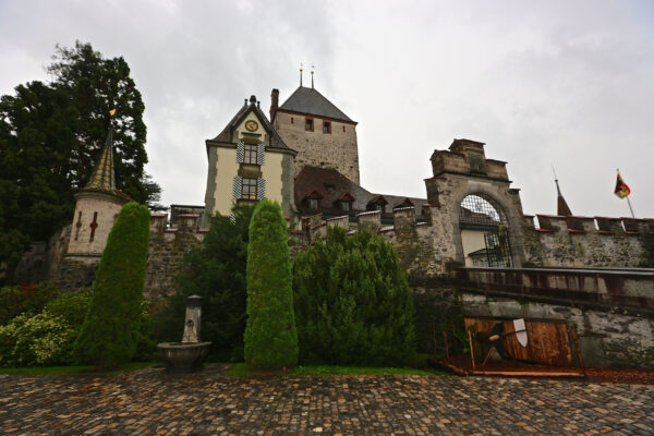 Замок Оберхофен (Schloss Oberhofen). Романтический замок на&nbsp;озере Тун